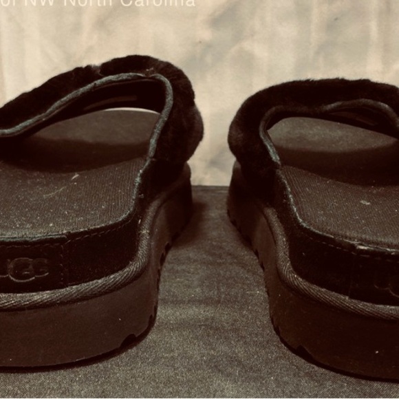 UGG Black Fuzzy Fleece Sandal Slippers Size 7 Women’s New in Box. - Picture 4 of 5